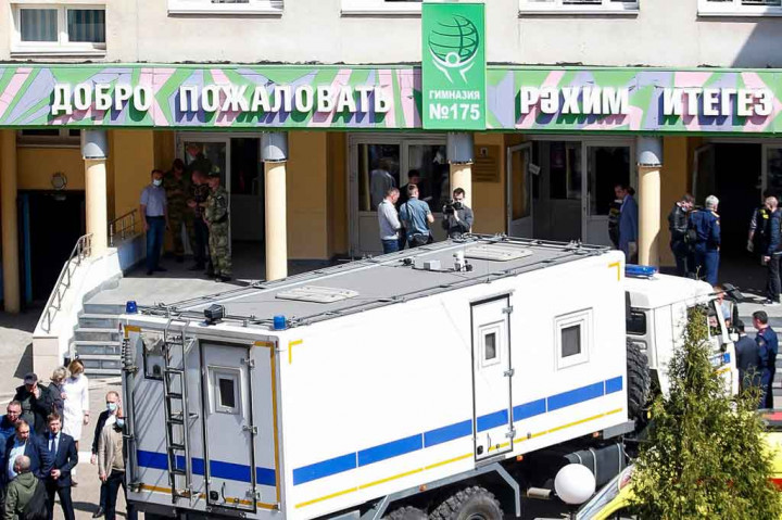 Sedikitnya sembilan orang meninggal dunia dan empat lainnya dilarikan ke rumah sakit setelah penembakan terjadi di sebuah sekolah di Kota Kazan, Rusia tengah, Selasa, 11 Mei 2021.