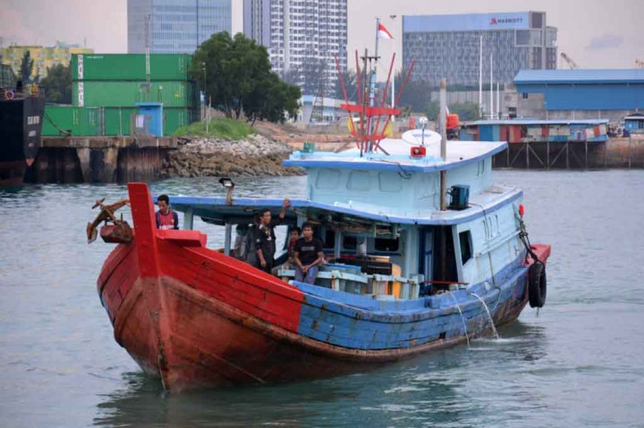 Badan Keamanan Laut (Bakamla) RI menjemput delapan orang nelayan Indonesia yang ditangkap oleh Tentera Laut Deraja Malaysia (TLDM) saat mencari ikan dan masuk perairan Malaysia.