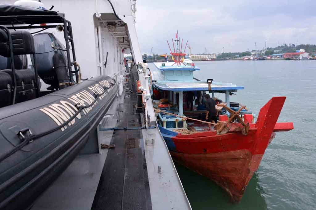 Bakamla, menggunakan KN Pulau Dana 323 menjemput delapan nelayan itu di perairan perbatasan Indonesia-Malaysia sebelah selatan dari Tanjung Setapa Malaysia, Selasa, 11 Mei 2021.