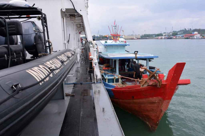 Bakamla, menggunakan KN Pulau Dana 323 menjemput delapan nelayan itu di perairan perbatasan Indonesia-Malaysia sebelah selatan dari Tanjung Setapa Malaysia, Selasa, 11 Mei 2021.