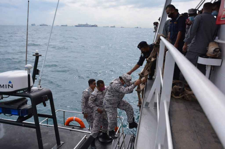 Delapan nelayan anak buah kapal KM Pesona Mandiri 3 yaitu Muhammad Daud, Erizal, Endi, Arifin, Acuk Rasyid, Junaidi, Irwanto, dan Nafrizal, dibebaskan dari segala tuntutan, dengan mengedepankan kerja sama dan hubungan baik antara Indonesia dan Malaysia, serta koordinasi Bakamla RI dan Agensi Penguatkuasaan Maritim Malaysia (APMM).