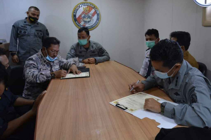 Kepala Bidang Operasi Zona Maritim Barat Kolonel Bakamla Djoko Wahyu Utomo menyampaikan terima kasih atas sinergi yang baik dalam penyerahan delapan nelayan Indonesia. 