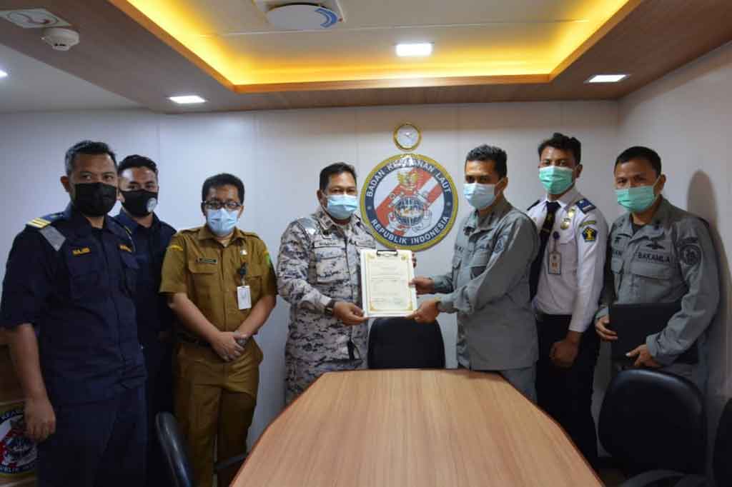 Serah terima nelayan ditandai dengan prosesi penandatanganan surat yang ditandatangani Pengarah Zon Maritim APMM Kepten (M) Mohd Sulhan B Zainon dan Kepala Bidang Operasi Zona Maritim Barat Kolonel Bakamla Djoko Wahyu Utomo disaksikan perwakilan PSDKP Batam Zulfirman dan Robiyatno, perwakilan Imigrasi Batam Dani Wiharya, perwakilan dari Dinas Perikanan Batam Teguh MS dan Witono, di atas KN Pulau Dana-323.