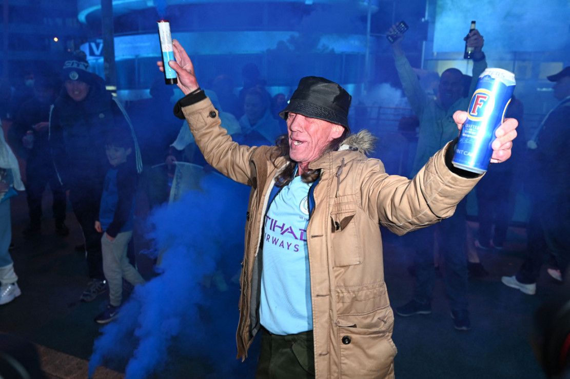 Foto: Fans Manchester City Rayakan Gelar Juara Liga ...