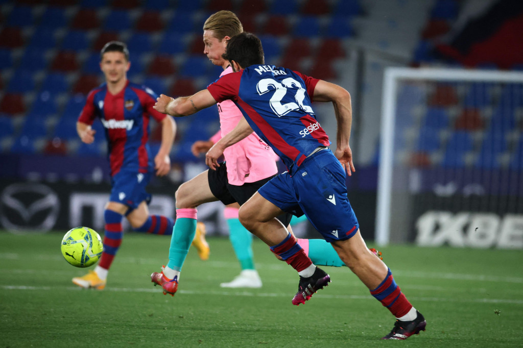 Levante tampil menekan di babak kedua guna mengejar ketertinggalan.  Gonzalo Melero menjebol gawang Barcelona melalui bola sundulannya, memanfaatkan umpan silang Jorge Miramon dari sisi kanan. Kedudukan berubah 1-2.