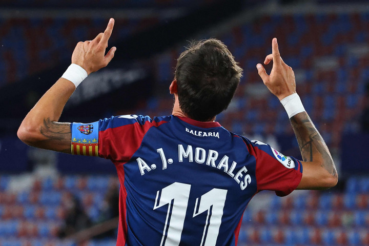 Kesalahan lini belakang Barcelona dimanfaatkan tim tuan rumah lewat serangan cepat berujung gol Jose Morales.