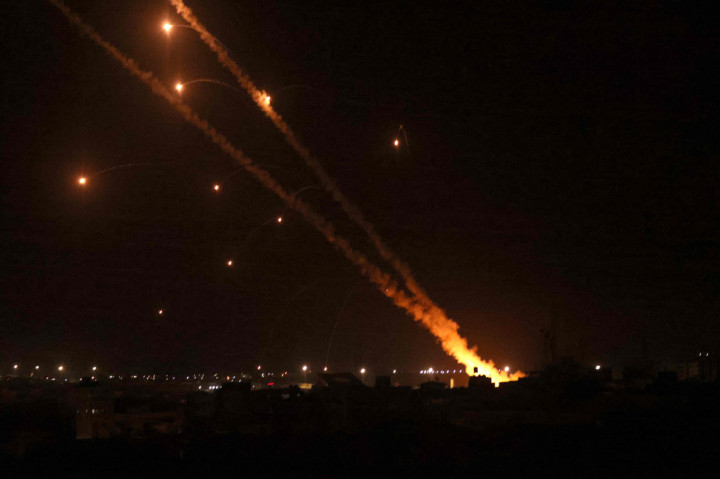 Otoritas kesehatan menyebutkan setidaknya 35 warga Palestina, termasuk 10 anak tewas akibat serangan udara Israel di Jalur Gaza yang diluncurkan sejak Senin malam.