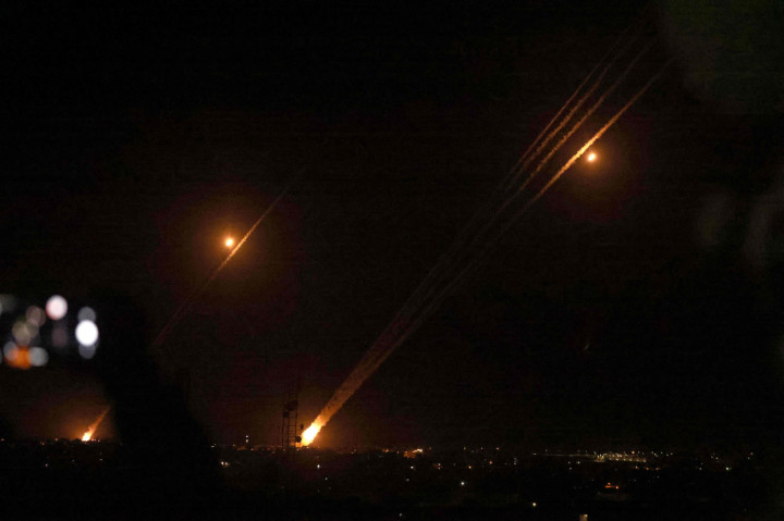 Polisi Israel menyerbu kompleks tersebut pada hari Senin, 10 Mei 2021, waktu setempat. Selama 3 hari berturut-turut, mereka menembakkan peluru baja berlapis karet, granat kejut dan gas air mata ke jemaah Palestina yang berada di dalam masjid pada hari-hari terakhir bulan suci Ramadan.