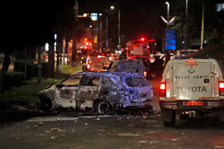 Serangan itu terjadi setelah Hamas meluncurkan roket dari wilayah pesisir menuju Israel. Hamas, yang menguasai Gaza, mengeluarkan ultimatum yang menuntut pasukan keamanan Israel mundur dari kompleks Masjid Al-Aqsa di Yerusalem Timur yang diduduki, setelah beberapa hari terjadi kekerasan terhadap warga Palestina.