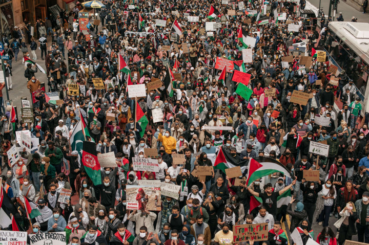 Para pengunjuk rasa yang menuntut diakhirinya agresi Israel terhadap Palestina berbaris di jalan di Midtown Manhattan pada 11 Mei 2021 di New York City. 