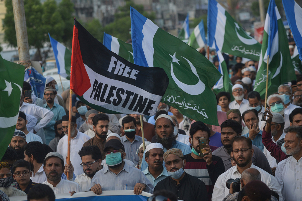 Pendukung partai politik Islam Jamaat-e-Islami (JI) berbaris selama demonstrasi di Karachi pada 11 Mei 2021, untuk memprotes serangan udara mematikan Israel yang diluncurkan di Gaza.