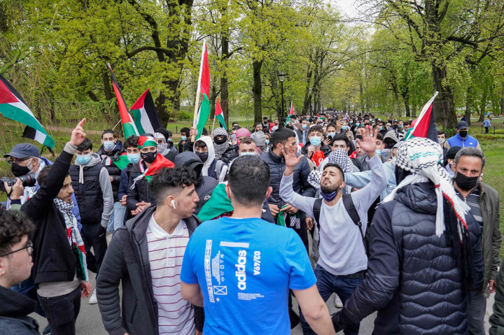 Orang-orang mengibarkan bendera selama demonstrasi untuk mendukung Palestina di luar kedutaan besar Israel di Oslo, Norwegia pada 11 Mei 2021. 
