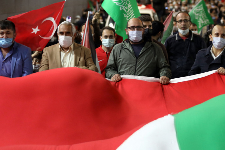 Ketegangan berminggu-minggu memuncak ketika polisi anti huru-hara Israel bentrok dengan kerumunan orang Palestina di Masjid Al Aqsa Yerusalem, pada hari Jumat terakhir bulan suci Ramadhan.