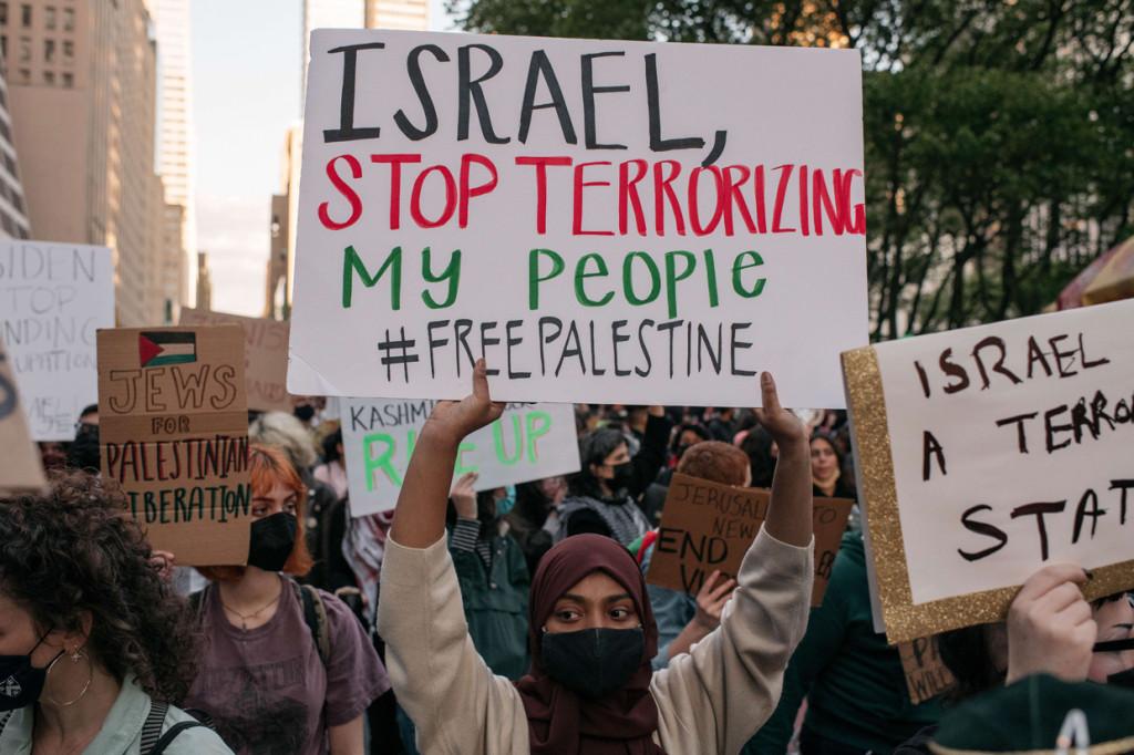 Bentrokan sejak di kompleks itu, yang suci bagi Muslim dan Yahudi, dan di tempat lain di Yerusalem timur telah menyebabkan sedikitnya 700 warga Palestina terluka. Hal itu memicu kelompok Hamas menembakkan 130 roket ke Tel Aviv, Israel.