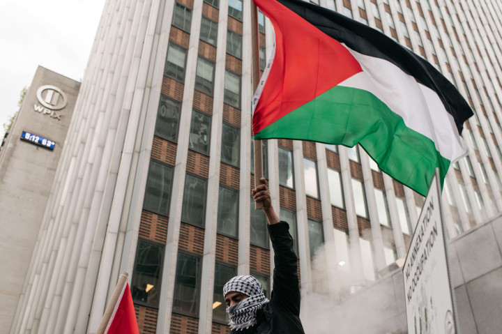 Israel pun membalas serangan tersebut. Setidaknya 30 orang termasuk anak-anak tewas ketika Israel menyerang Jalur Gaza sebagai balasan atas tembakan roket dari Hamas.