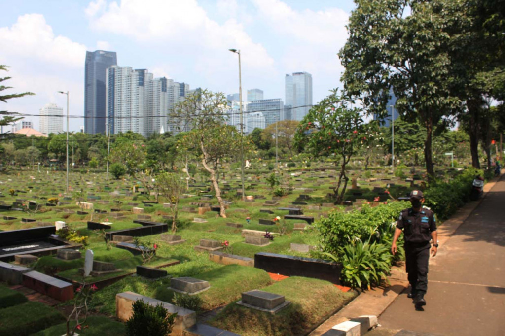 Jelang hari Raya idul Fitri 1 Syawal 1442 sepi dari para keluarga untuk melakukan Ziarah karena penutupan sementara di Taman Pemakaman Umum (TPU) Karet Bivak, Jakarta, Rabu, 12 Mei 2021.