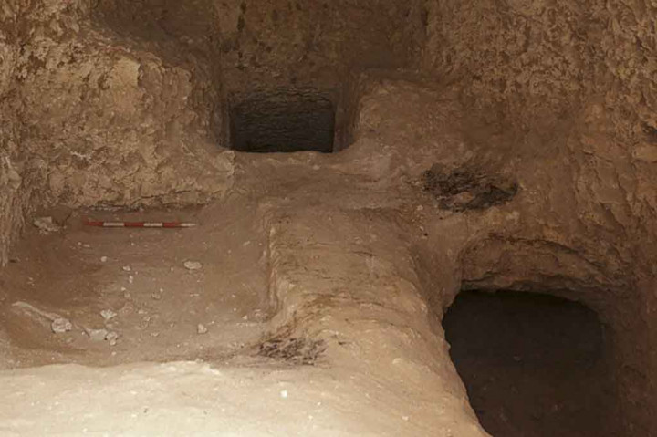 Kerajaan Lama, yang berlangsung sekitar 500 tahun, berakhir pada 2200 SM, sedangkan Dinasti Ptolemeus Mesir berlangsung selama 300 tahun dan berakhir dengan kematian Cleopatra pada 30 SM.