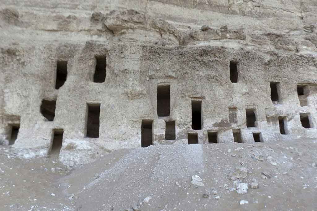 Mostafa Waziri, kepala Dewan Tertinggi Purbakala, mengatakan satu makam yang berasal dari Kerajaan Lama memiliki sisa-sisa prasasti hieroglif samar dan ruang untuk pengorbanan.