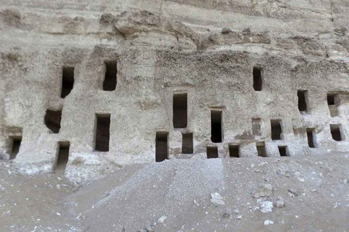 Mostafa Waziri, kepala Dewan Tertinggi Purbakala, mengatakan satu makam yang berasal dari Kerajaan Lama memiliki sisa-sisa prasasti hieroglif samar dan ruang untuk pengorbanan.