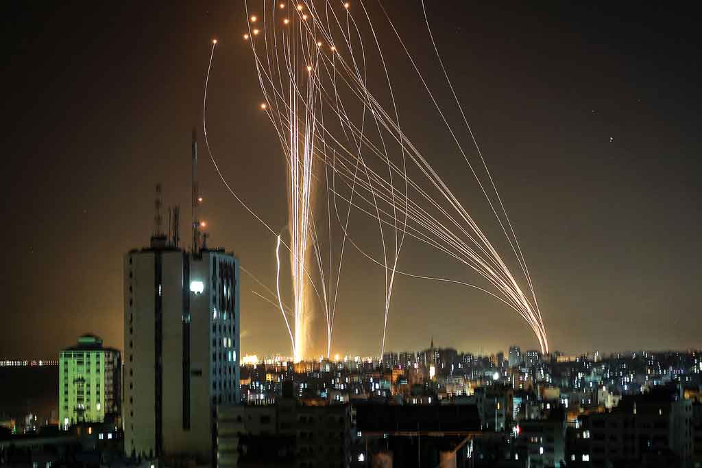 Puluhan roket diluncurkan dari kota Gaza, yang dikendalikan oleh gerakan Hamas Palestina menuju Israel, sebagai tanggapan atas serangan udara Israel terhadap gedung 12 lantai di kota Gaza pada 11 Mei 2021.