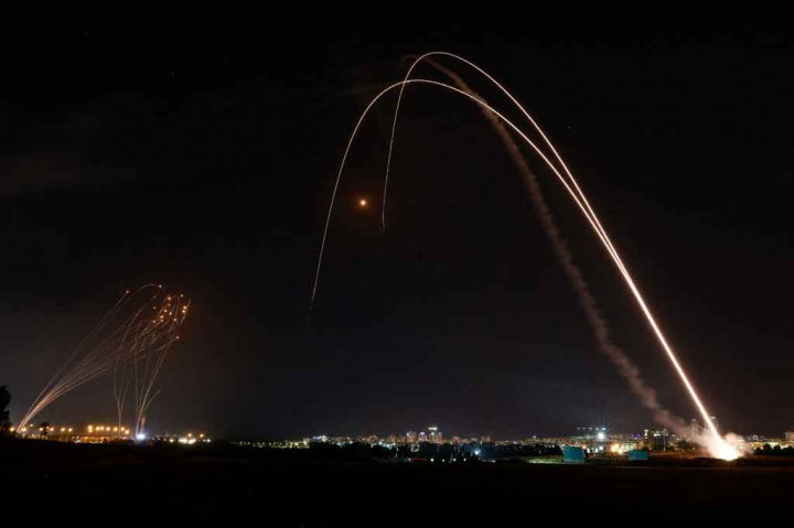 Militan Palestina di Gaza telah menembakkan lebih dari 1.000 roket ke Israel sejak Senin, 10 Mei 2021 malam waktu setempat, saat permusuhan meningkat secara dramatis setelah beberapa hari kerusuhan di Yerusalem.