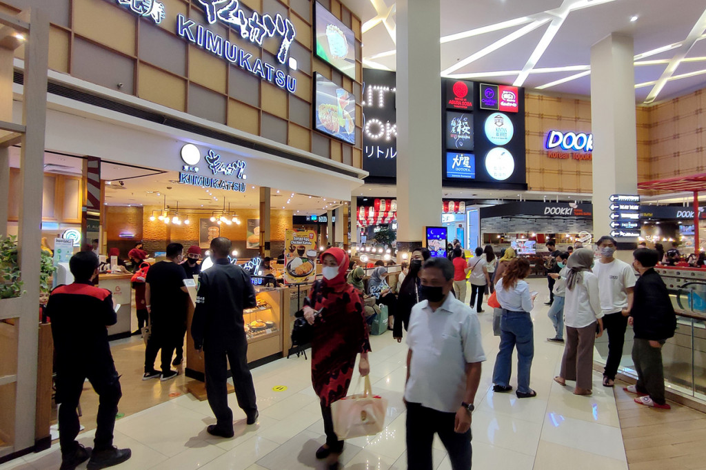 Jelang Hari Raya Idul Fitri, pusat perbelanjaan kembali ramai pengunjung kendati masih dalam masa pandemi Covid-19.