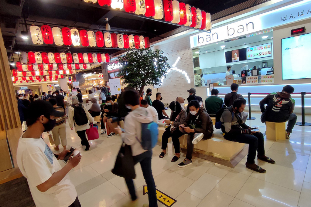Suasana keramaian pengunjung di sebuah pusat perbelanjaan di kawasan Kasablanka, Jakarta, Selasa, 11 Mei 2021.