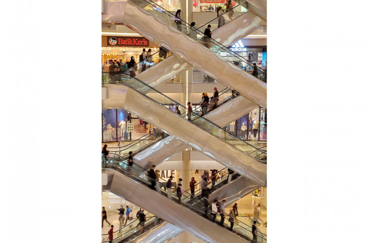 Suasana keramaian pengunjung di sebuah pusat perbelanjaan di kawasan Kasablanka, Jakarta, Selasa, 11 Mei 2021.