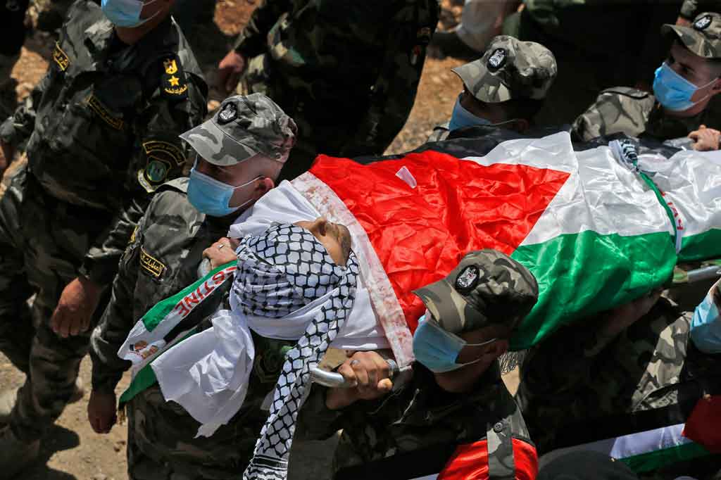 Petugas operasi khusus Palestina membawa jenazah Ahmed Daraghmeh, seorang anggota badan intelijen Palestina yang dibunuh oleh pasukan Israel, selama pemakamannya di kota al-Lubban al-Sharqiya dekat Nablus pada Selasa, 12 Mei 2021.