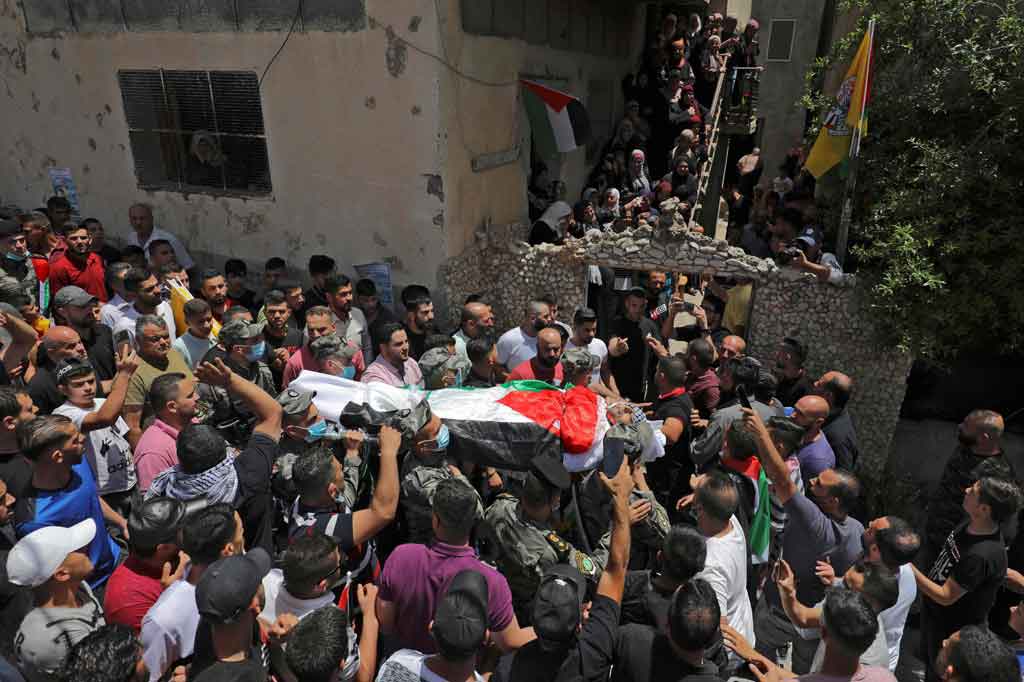 Sebelumnya, seorang warga Palestina tewas dan satu lainnya terluka oleh tembakan tentara Israel di utara Tepi Barat yang diduduki pada hari Selasa. Keduanya adalah anggota badan intelijen Palestina dan ditembak di pos pemeriksaan militer dekat kota Nablus.