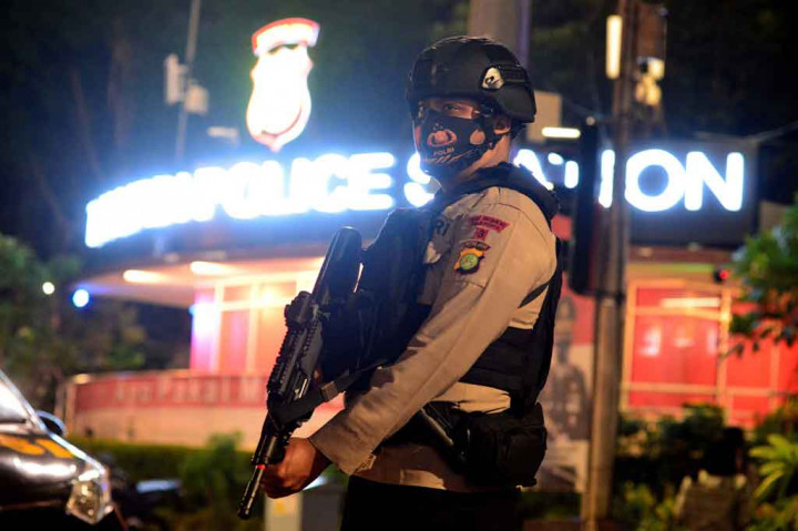 Personil kepolisian melaksanakan pengamanan di Pos Penjagaan Kawasan Bundaran Hotel Indonesia (HI), Jakarta, Rabu, 12 Mei 2021 malam.