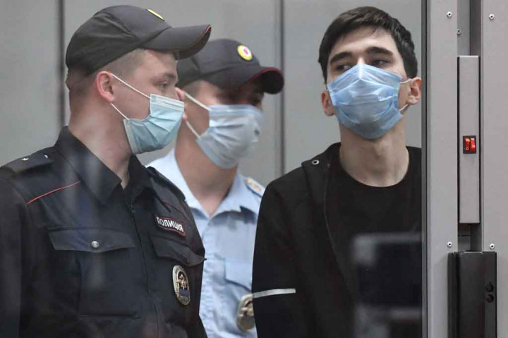 Ilnaz Galyaviev (kanan), tersangka penembakan di Sekolah No. 175, menjalani persidangan penahanan di pengadilan distrik Sovetsky di Kazan, Rusia pada Rabu, 12 Mei 2021.