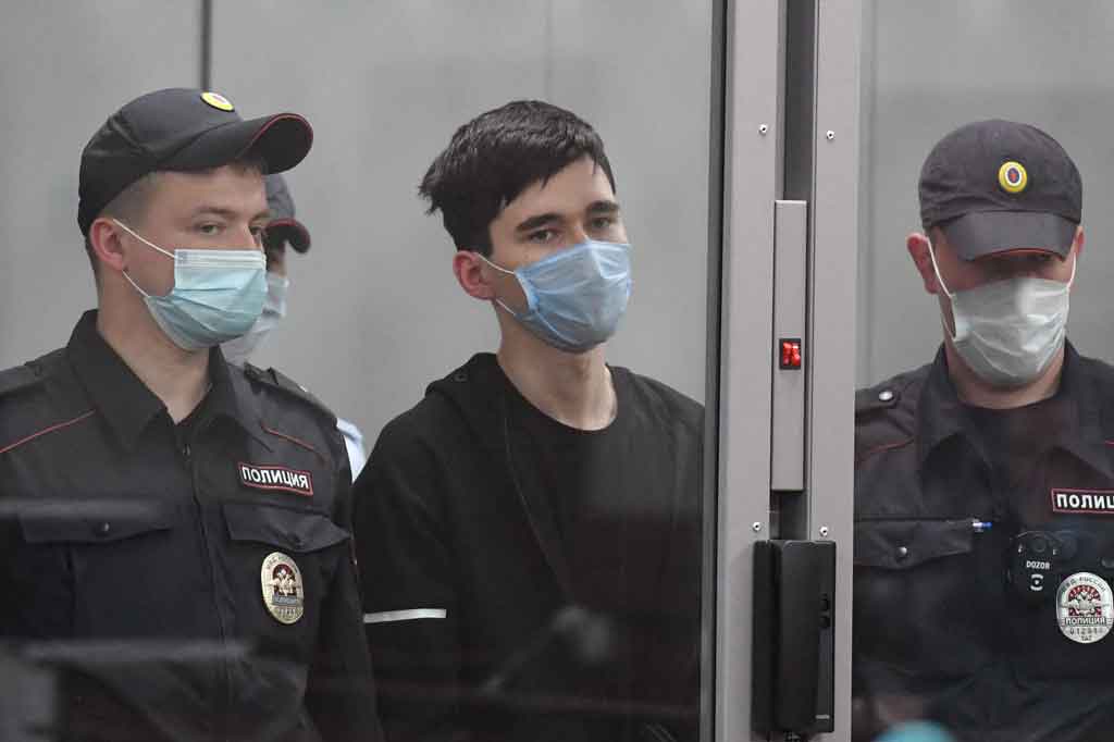 Pria berusia 19 tahun yang merupakan mantan siswa di sekolah tersebut melakukan penembakan membabi-buta yang mengakibatkan sembilan orang meninggal dunia, tujuh di antaranya siswa dan dua lainnya adalah staf sekolah, Selasa, 11 Mei 2021.