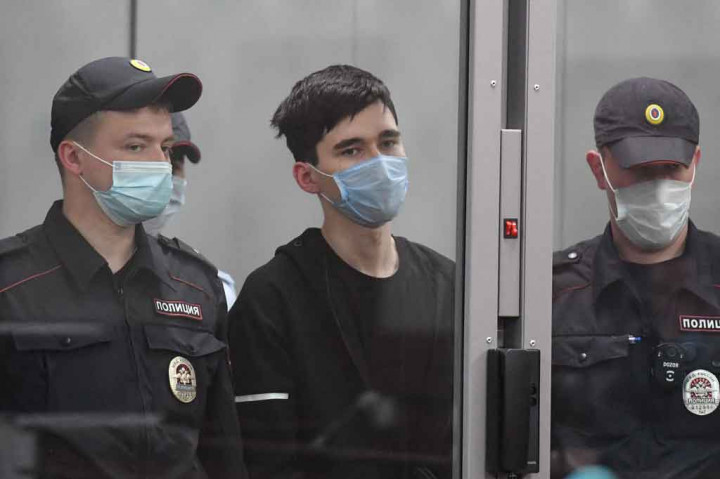 Pria berusia 19 tahun yang merupakan mantan siswa di sekolah tersebut melakukan penembakan membabi-buta yang mengakibatkan sembilan orang meninggal dunia, tujuh di antaranya siswa dan dua lainnya adalah staf sekolah, Selasa, 11 Mei 2021.