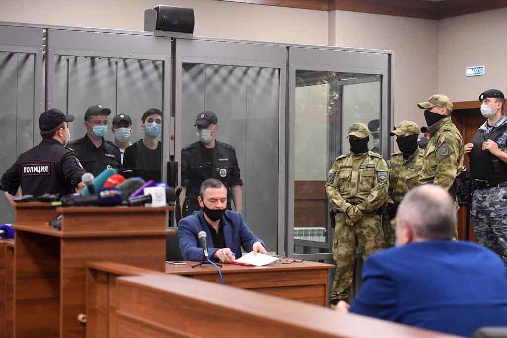 Svetlana Petrenko, juru bicara Komite Investigasi, yang menyelidiki kejahatan besar, mengatakan bahwa Galyaviev menderita gangguan otak dan telah berulang kali mencari pertolongan medis untuk sakit kepala parah.