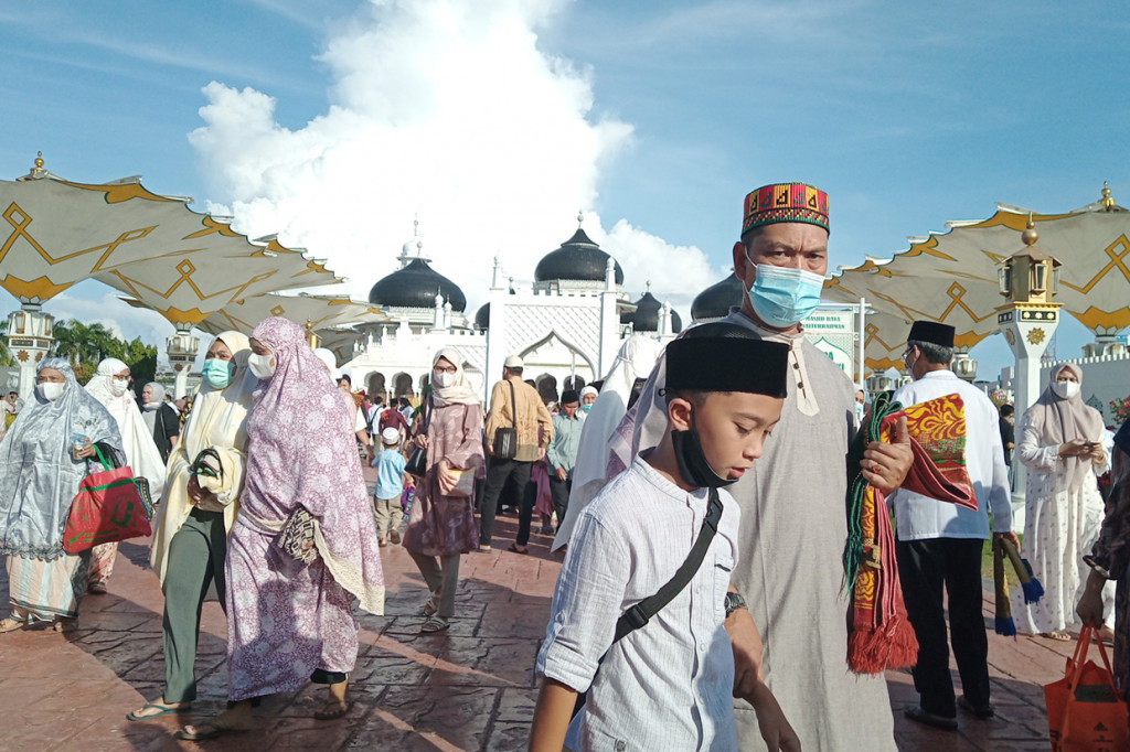 Warga meninggalkan Masjid Raya Baiturrahman (MRB) Banda Aceh usai melaksanakan salat Id, Kamis, 13 Mei 2021.