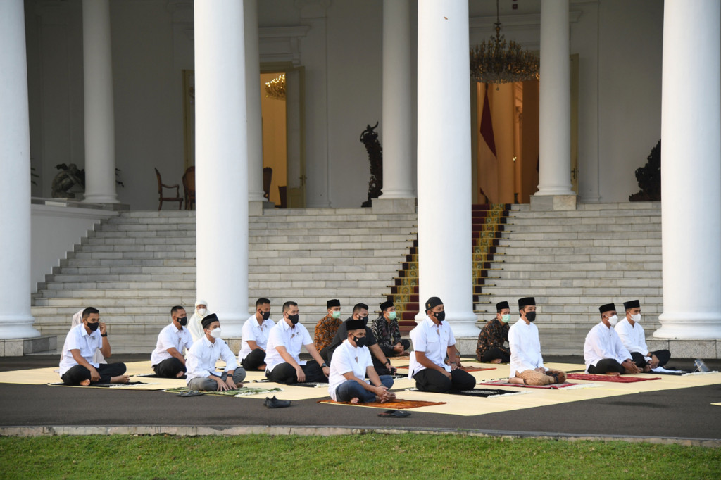 Presiden Joko Widodo dan Ibu Negara Iriana Joko Widodo, melaksanakan salat Idulfitri 1442 H di halaman Gedung Induk Istana Kepresidenan Bogor, Jawa Barat, pada Kamis pagi, 13 Mei 2021. Salat Id berlangsung di tempat terbuka dan dengan protokol kesehatan.