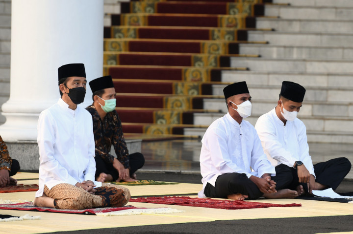 Setelah salat Idulfitri selesai sekitar pukul 07.02 WIB, Presiden Jokowi dan Ibu Iriana kembali ke Wisma Bayurini Istana Kepresidenan Bogor.