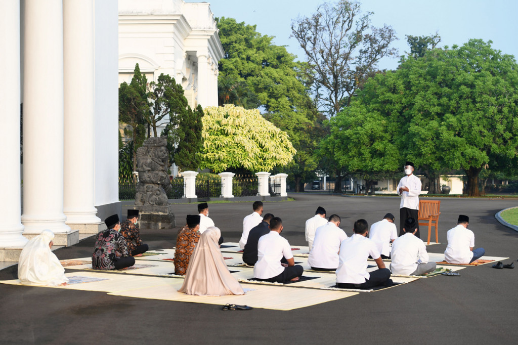 Tepat pukul 06.36 WIB, salat Idulfitri dimulai. Adapun yang bertindak selaku imam salat Idulfitri adalah Serda Ridwan Payopo yang dalam kesehariannya bertugas sebagai anggota Tim Pampri Den 1 Grup A Pasukan Pengaman Presiden (Paspampres).
