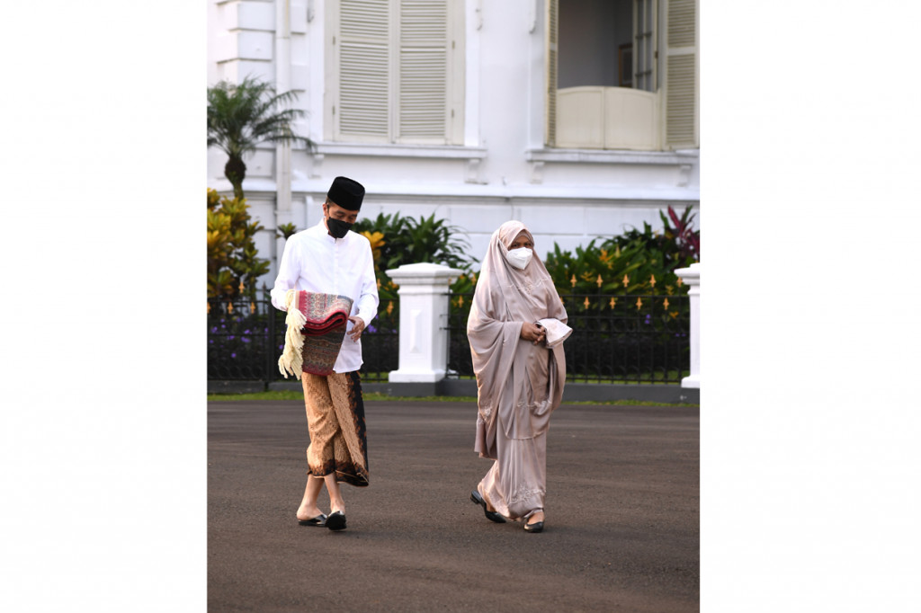 Berdasarkan keterangan Biro Pers, Media dan Informasi Sekretariat Presiden, Jokowi tiba di lokasi sekitar pukul 06.16 WIB. Jokowi mengenakan baju putih lengan panjang dipadukan dengan sarung bermotif batik dan peci berwarna hitam langsung menempati saf depan. Sementara Ibu Iriana yang mengenakan mukena berwarna coklat muda langsung menuju tempat yang telah disediakan.