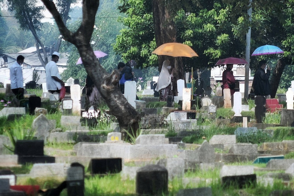 Sejumlah warga berziarah di TPU Menteng Pulo, Jakarta, Kamis, 13 Mei 2021. 