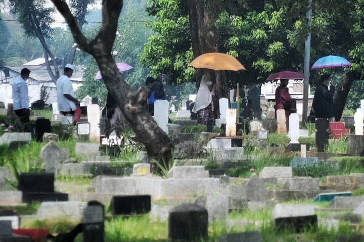 Sejumlah warga berziarah di TPU Menteng Pulo, Jakarta, Kamis, 13 Mei 2021. 
