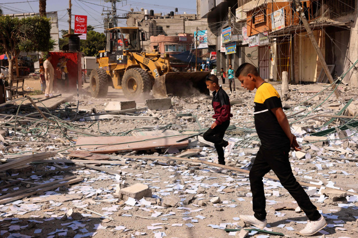 Dari 69 orang yang tewas tersebut, 17 di antaranya merupakan anak-anak. Selain itu, 8 perempuan juga termasuk dalam korban tewas. Sementara, 390 warga lainnya terluka.