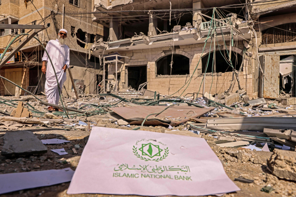 Gempuran udara itu juga menewaskan komandan Hamas di Gaza, Bassem Issa. Hamas mengkonfirmasi, selain Issa anggota senior lain juga ikut tewas.