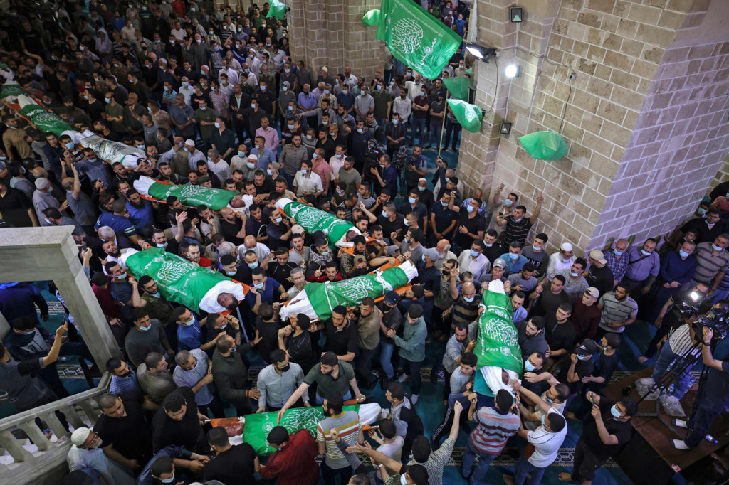 Warga Palestina berkumpul untuk mendoakan 13 militan Hamas, yang tewas dalam serangan udara Israel, selama pemakaman mereka di masjid al-Omari di Kota Gaza.