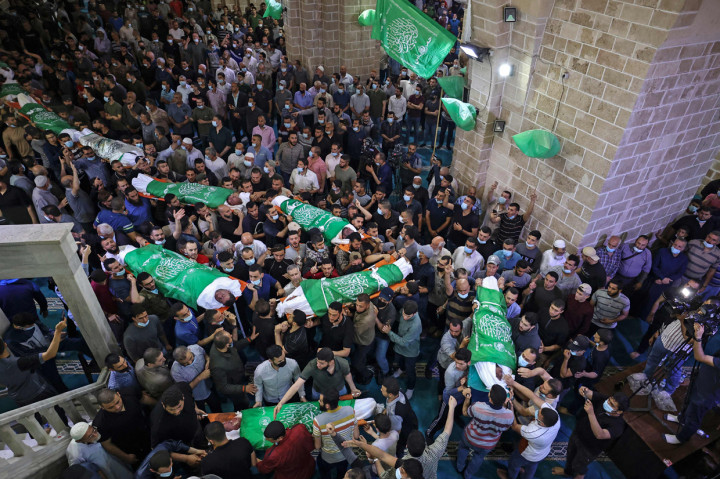 Warga Palestina berkumpul untuk mendoakan 13 militan Hamas, yang tewas dalam serangan udara Israel, selama pemakaman mereka di masjid al-Omari di Kota Gaza.