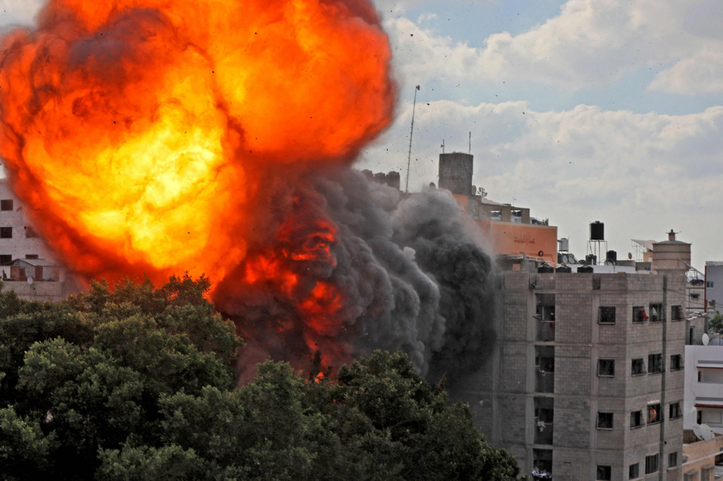 Jet tempur Israel pun terus menyerang gedung-gedung tinggi dan target lain di Jalur Gaza. Jumlah korban pun terus bertambah.