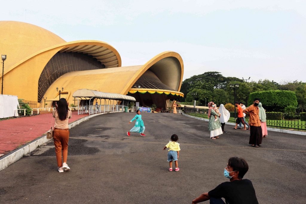 Setelah bersilaturahmi dengan keluarga dan kerabat, warga mengunjungi Taman Mini Indonesia Indah (TMII), Jakarta.

