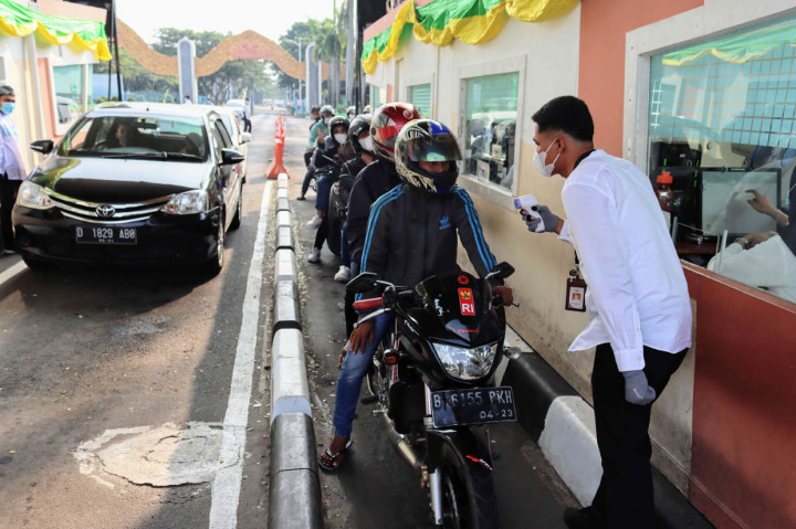 Sementara kendaraan yang masuk ke TMII, kata Adi, sebanyak 1 bus, 1.475 mobil dan 2.207 motor. Menurut Adi, jumlah pengunjung TMII hari ini cukup menggembirakan. “Ini suatu awal yang bagus menunjukkan bahwa minat kunjungan ke TMII masih tinggi mengingat adanya beberapa pengetatan aturan di mana-mana,” kata dia.
