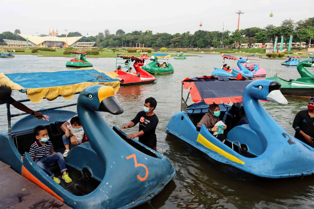 Selama periode libur Lebaran yaitu Kamis, 13 Mei 2021, hingga Minggu, 6 Mei 2021, TMII beroperasi dari pukul 06.00 sampai 20.00 WIB.